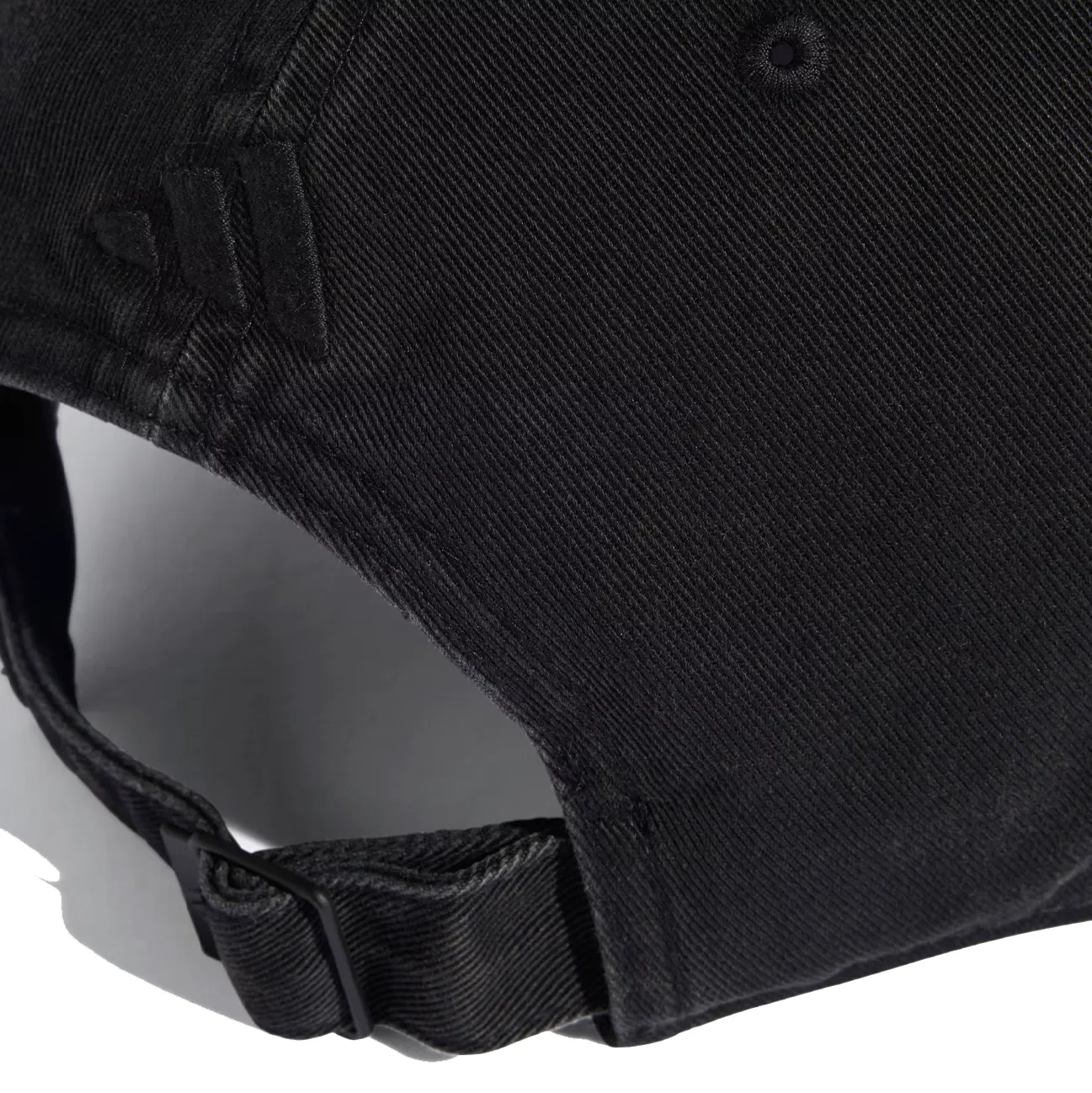 Vista traseira do boné Adidas Dad Washed preto mostrando ajuste com fivela